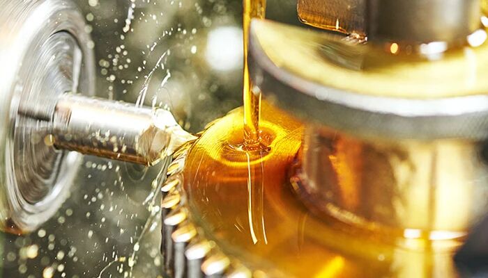 吹塑设备别乱打油！模具用脂传动用油，点位搞错批量出残瓶